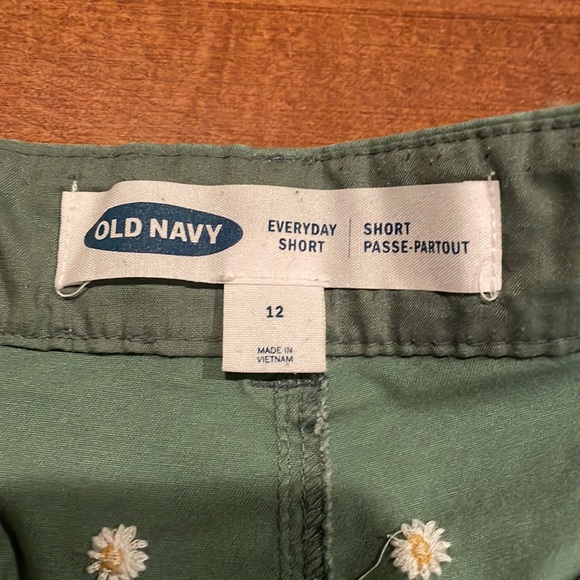 Green Daisy Printed Old Navy Shorts - Picture 4 of 4